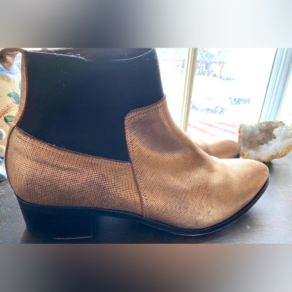 Beautiful copper textured leather ankle boots with black elastic& pointy toes - Picture 2 of 8